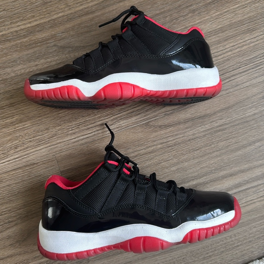AIR JORDAN 11 RETRO LOW BG size 4Y black and red